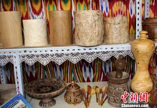 　　维吾尔族人用灵巧的双手制作出各种独具特色的手工艺制品，这些漂亮的民族工艺制品，已成为新疆各大民族市场的主题元素。　史玉江 摄