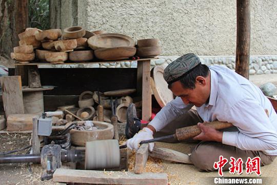 　　阿卜杜黑力力？麦图孜在他的加工坊制作了一台简易机床，变手动进刀为控制机床进刀，用在器皿毛坯制作上，精加工时还使用原来的方法和工艺。　史玉江 摄