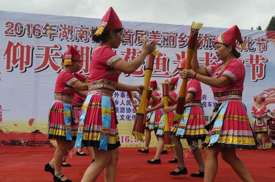 活动现场瑶族风情歌舞表演。