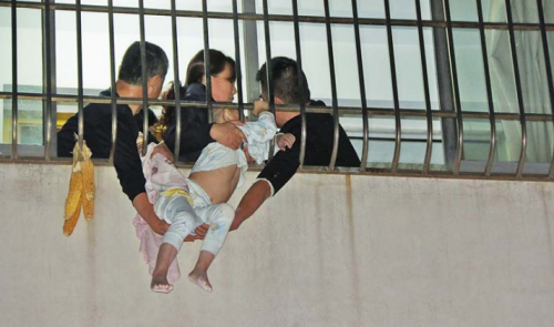 日照莒县某小区一名幼儿被卡在三楼防盗窗上，情况危急。