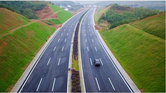 ( 10月26日,金阳大道一期通车。张迪 摄)