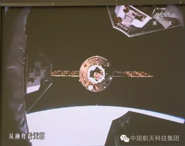 图为神舟十一号飞船与天宫二号空间实验室成功实施分离后，从神舟看天宫的景象。