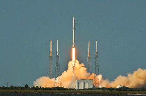 资料图: 2016年4月8日,在美国佛罗里达州卡纳维拉尔角空军基地,美国太空探索技术公司的“猎鹰9”火箭发射升空。