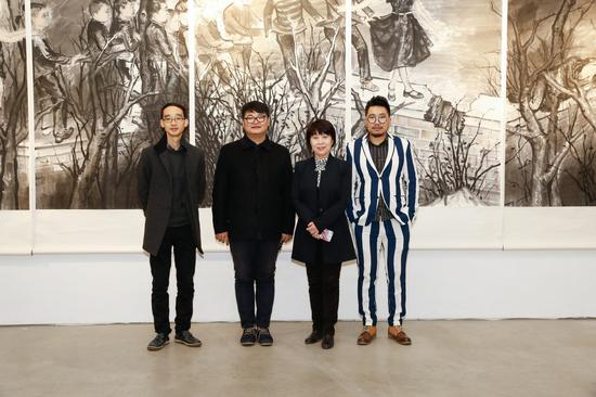 　　从左至右为；艺术家朱小坤、批评家李国华、Art100画廊总经理及百家湖集团海外总裁李彩云、策展人齐廷杰