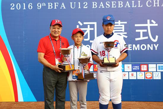 中山市棒垒球协会主席冯小龙为获奖选手颁奖