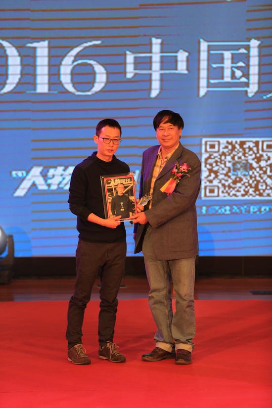 广州美术学院教授李公明为蒋志颁奖