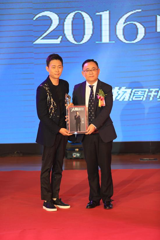 碧桂园集团执行董事宋军为张译颁奖
