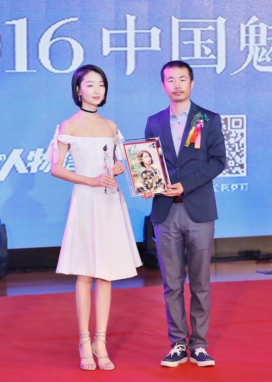 导演李睿珺为周冬雨颁奖