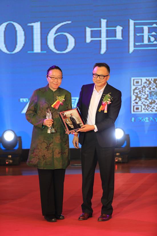 物理学家李淼为戴锦华颁奖