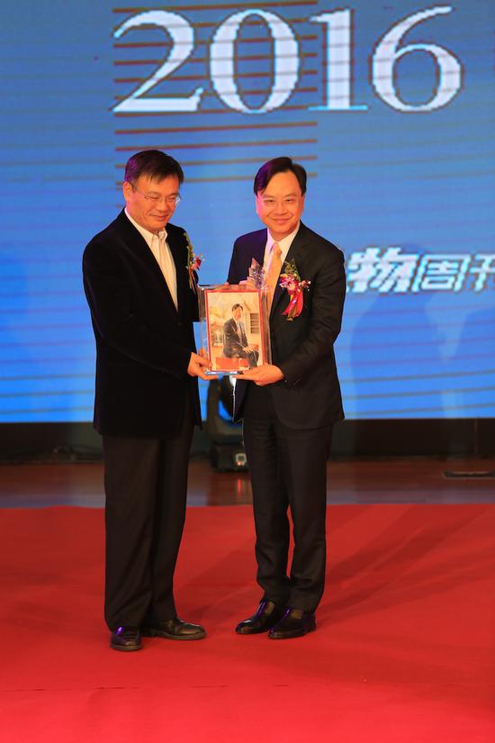 中山大学副校长颜光美为卢熠明颁奖