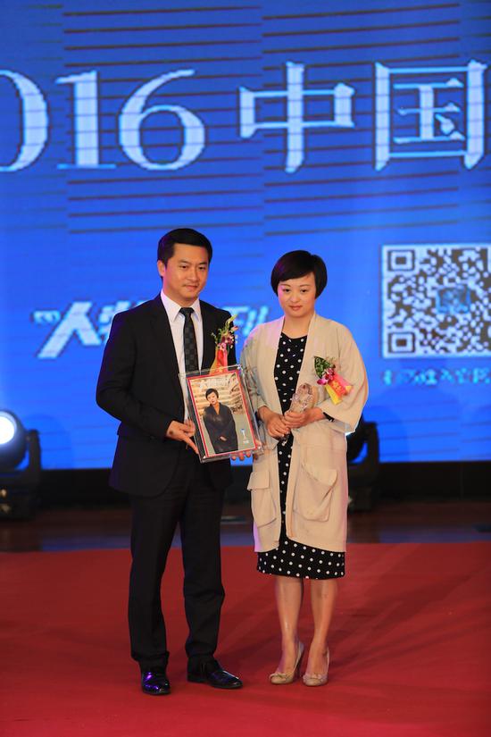 碧桂园集团副总裁黄宇奘为刘露颁奖