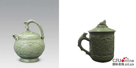 青釉提梁倒注瓷壶（左）和根据青釉提梁倒注瓷壶研发的茶杯（右）