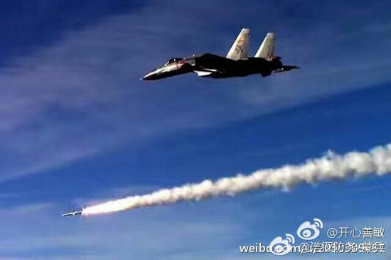 此次辽宁舰南下，J-15曾挂载多种空空、空海、空地武器进行试验