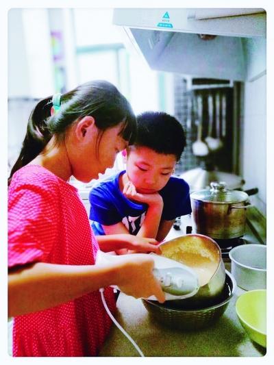 9岁多的徐艺嘉在家给同龄的孩子膳绫抢食培训课。 徐艺嘉妈妈供图