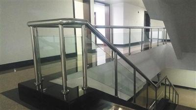  昨日下午，记者在大兴区金融大厦事发地点看到，楼梯拐弯处已经增设防护玻璃。新京报记者 左燕燕 摄