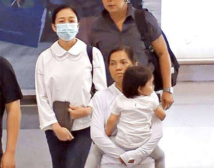 刘德华妻女出街,保姆抱女儿