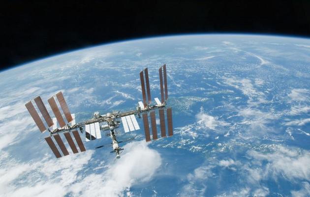 国际空间站环绕地球运行,而地球环绕太阳运行,太阳在银河系以特殊的曲线轨道形式运行。