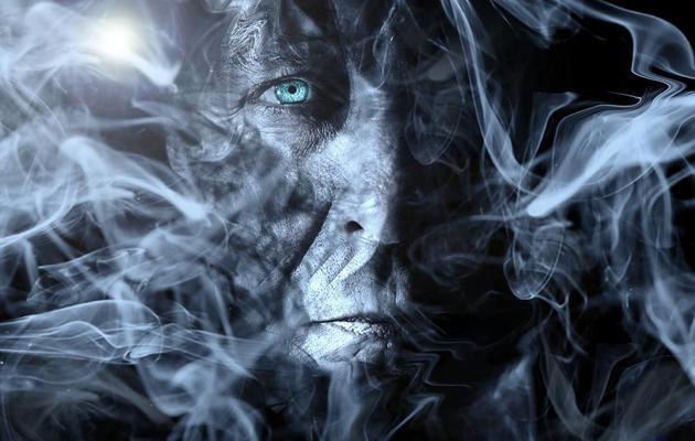 如果你的身体是由暗物质粒子构成,那么这张图片将非常形象地描述你,你存在的效果如同烟雾一般,这是最恰当地描述你的转变过程。其他人无法看到你的存在,你体内的暗物质粒子以任意方向涌动。