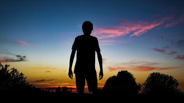 如果一个人的身体是由暗物质粒子构成,情况会与正常人有什么不同吗?
