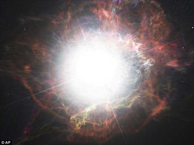 一颗明亮的“僵尸”超新星始终不肯真正死去，令天文学家困惑不已。
该恒星距地球约5亿光年，自1954年来已经历了多次爆炸。