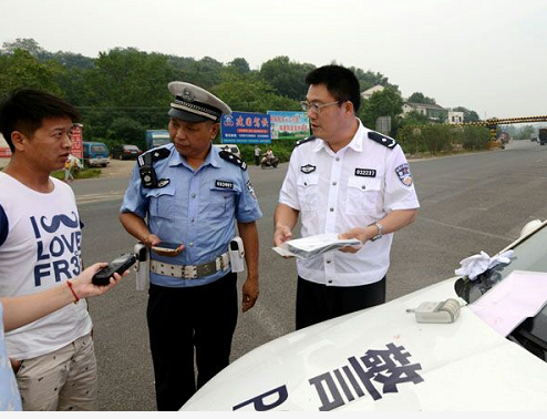 黄耀斌一线督战,在辖区高速公路主要收费站附近开展“两客一危”车辆检查登记,严查重点交通违法行为