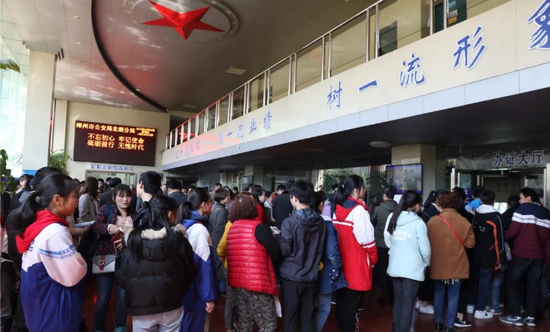 周末加班，为应届高考生办理身份证