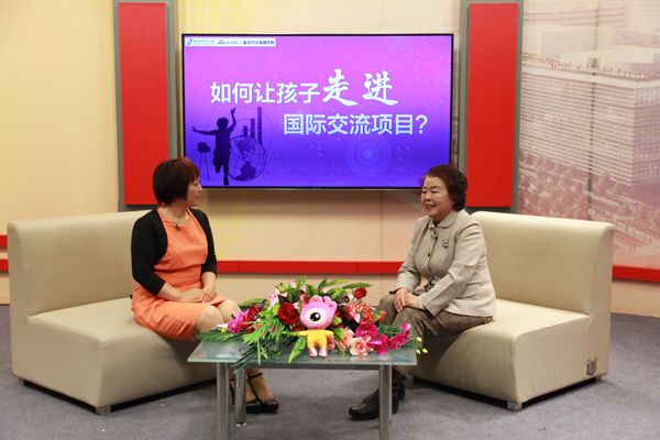 主持人小雨姐姐(左)与北京市联合国教科文组织协会主席宋立军