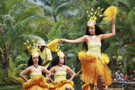 瓦胡岛上波利尼西亚人的草裙舞表演