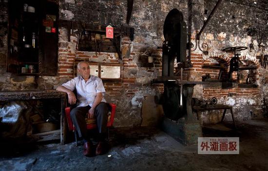 在埃瓦利克村，纳德杰特老人坐在自己的手工作坊里