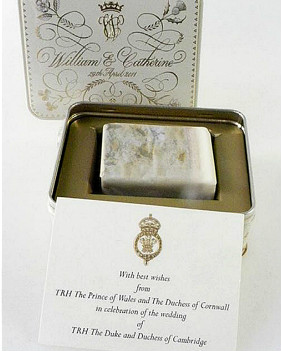 王室婚礼蛋糕被装在精美金属盒子里。