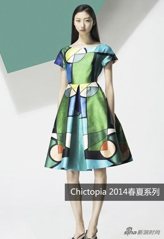 倪妮与徐濠萦撞衫的这款Dior 2014春夏系列透视套装,经典黑色与柠檬黄的配色凸显造型的青春靓丽,款式大气且端庄得体,倪妮则选择了搭配白色手包及传统的中分盘发,且黄色的珠串首饰与黄色半身裙相呼应打破了衣着的单调气氛,顿时邻家女孩的文艺气质中多了一些时髦感,相比之下,时尚达人徐濠萦则显得更勇敢玩味许多,首先粉红色的潮咖短发与柠黄短裙相碰撞独具激情与活力之感,中黄色短袜配黑色高跟鞋则土的有味道,黑色软皮手包使整体Look不失优雅,在时尚圈打拼果然需要独到的审美品味与时尚经验。 Christian Dior