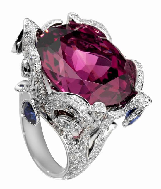 伯爵Limelight 18K白金钻石、蓝色蓝宝石、粉色碧玺指环