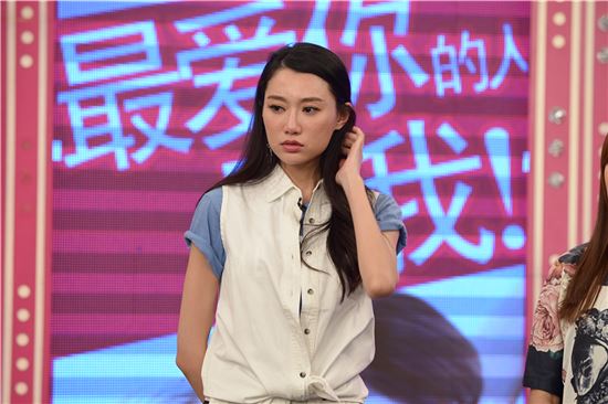 静家族主持人李斯羽向母亲表达爱意 泪洒现场