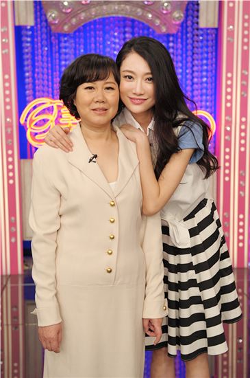 李斯羽和母亲现身黑龙江卫视《美丽俏佳人》