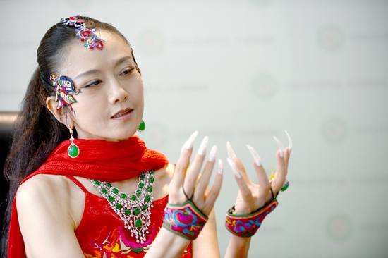 杨丽萍分享“孔雀系列”珠宝设计灵感