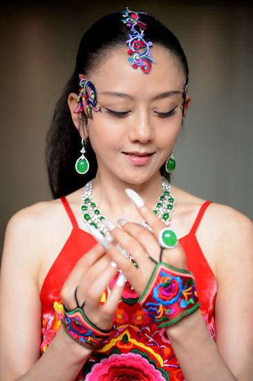 杨丽萍佩戴七彩云南顶级翡翠珠宝