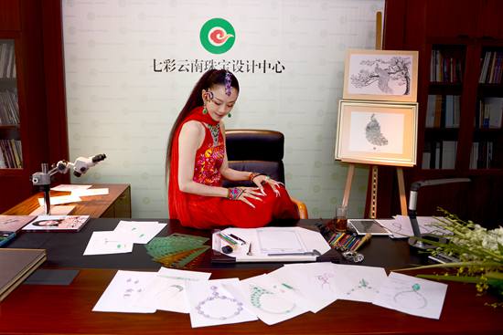 杨丽萍于七彩云南珠宝设计中心