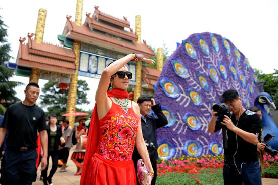 杨丽萍参观孔雀园