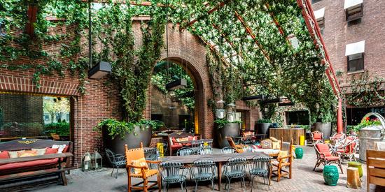 纽约哈德逊酒店(The Hudson),恰如《仙境》中爱丽丝堕入的迷幻森林