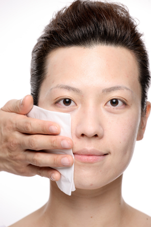 再用面纸盖在脸上轻按