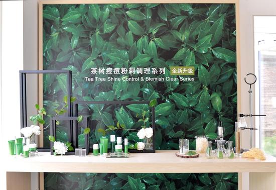 牛尔亲研NARUKO 娜露可 全新升级茶树痘痘粉刺调理系列 升级上市记者会 现场产品展示区域