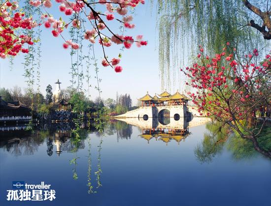 烟花三月的瘦西湖畔,杨柳轻扬,春雨点点