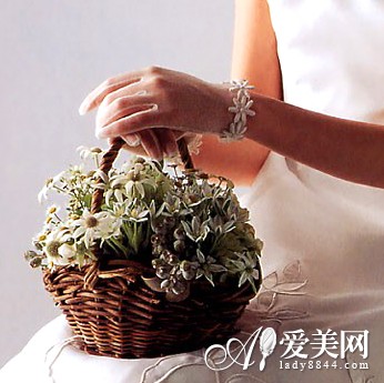 手拎小雏菊捧花