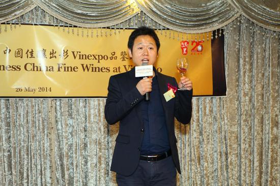 酒媒网总经理王江松现场分享了中国葡萄酒课程的准备概况