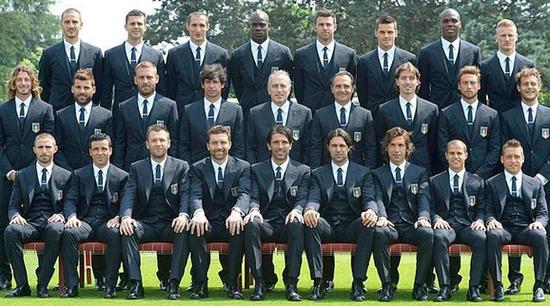 意大利的球星们全体穿着Dolce&Gabbana量身