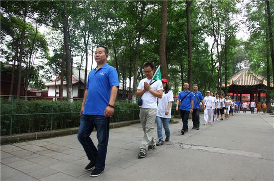 进入昭觉寺内，步行的队伍更加显得庄重而有序