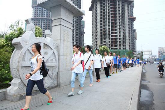 在钢筋水泥的世界里，我们走出一道鲜活的风景线