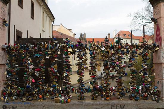前捷克斯洛伐克首都布拉格城内的锁墙。