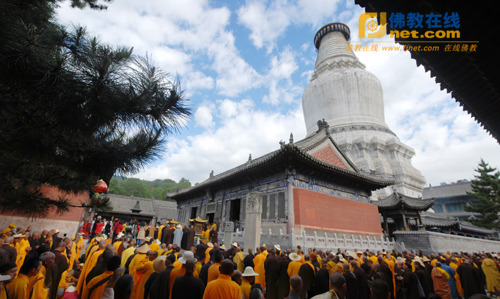 五台山全山寺院僧众云集在塔院寺大慈延寿殿前隆重举行伽蓝菩萨圣诞祈福祝圣法会