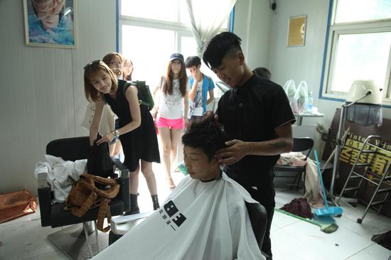 福莱携手飘柔走进太阳村 爱心理发帮孩子享受清凉夏日|福莱宝洁团队|飘柔|洗发水_新浪时尚_新浪网